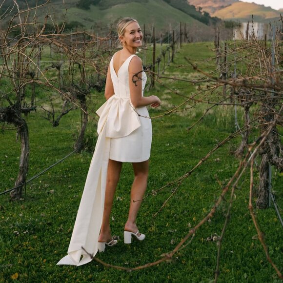 Chic Ivory Wedding Dress with Bow Detail - Picture 4 of 10